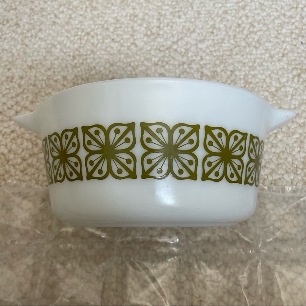 Vintage Pyrex Verde 474 casserole -perfect color!